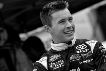 RAPHAËL LESSARD SIGNE AVEC KYLE BUSCH...